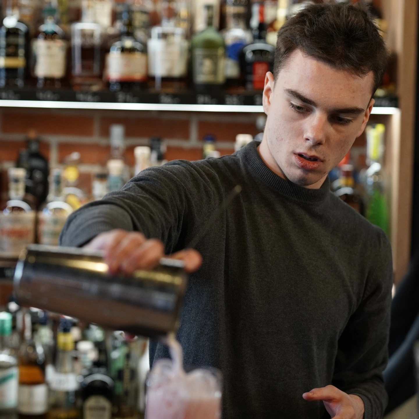 Radosław Grzelczak przy barze